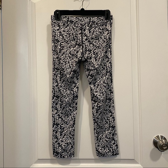 Nike Pronto Essential Cropped Running Leggings - Picture 4 of 4